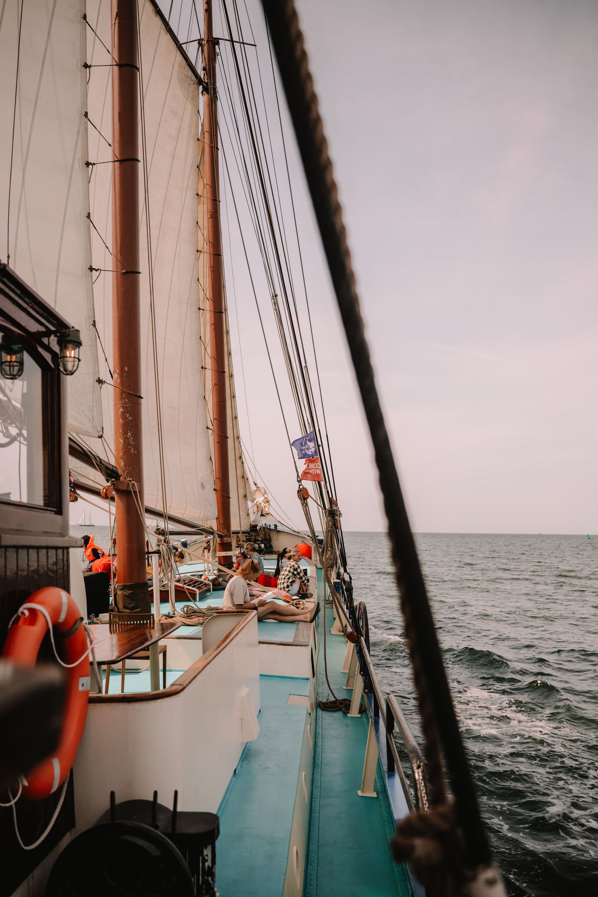 Gäste entspannen auf dem geräumigen Deck der Morgana unter Segeln