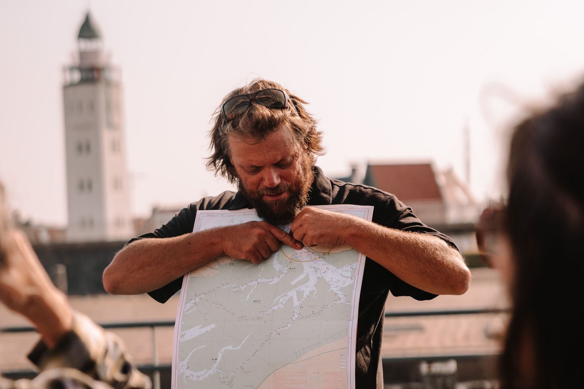 Skipper Aart Puper erklärt den Gästen die Seekarte