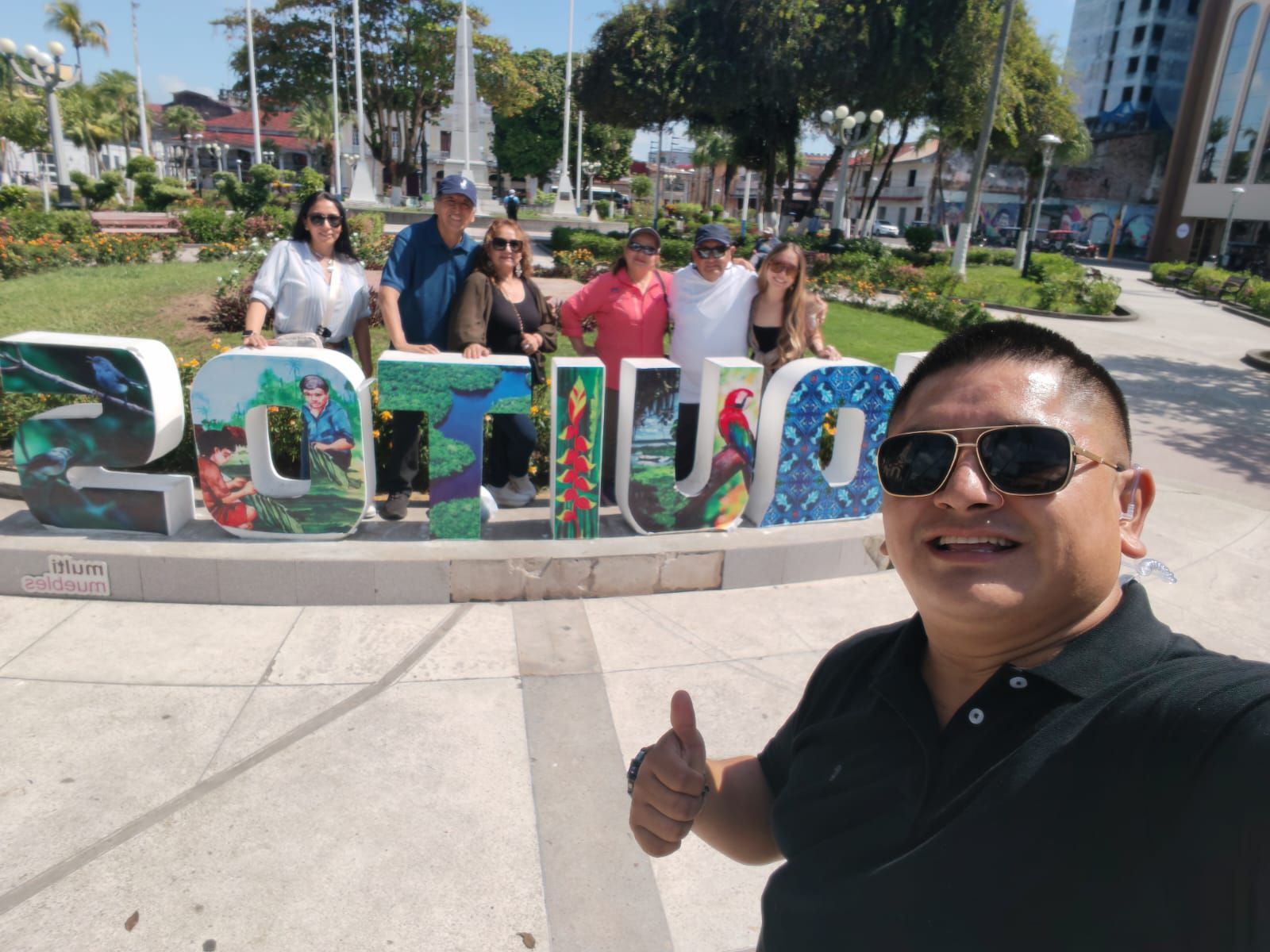 Selfie frente a las coloridas letras 