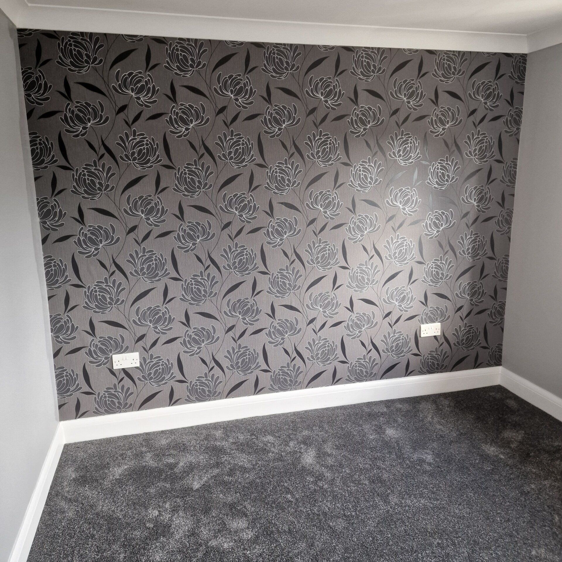 Painting and decorating services in London and Essex. Interior, exterior, and wallpapering with expert results. Free quotes.