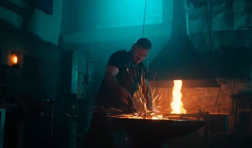 Atmosphärisch und cineastisch beleuchtete Filmszene im Intro für die UEFA Champions League zwischen dem BVB und Newcastle