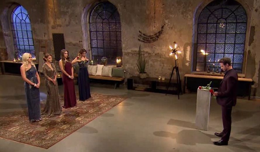 Atmosphärisch beleuchtetes Filmset für eine TV-Produktion der TV-Reihe Der Bachelor - Die Nacht Der Rosen von RTL