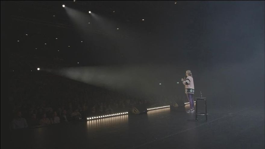 Atmospärisch beleuchteter Auftritt von Hazel Brugger in Stuttgart für Youtube