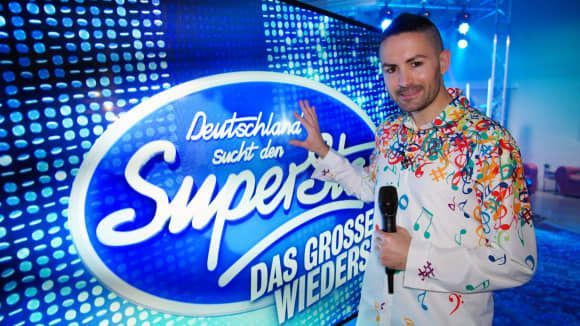 Atmosphärisch ausgeleuchtetes TV-Studio für die Produktion DSDS des TV-Senders RTL mit dem Sänger Menderez