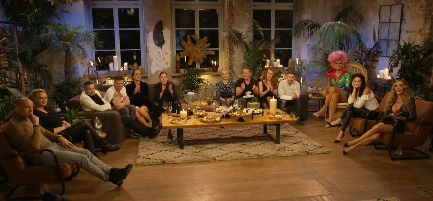 Atmosphärisch azsgeleuchtetes TV-Studio für die Reality TV-Serie