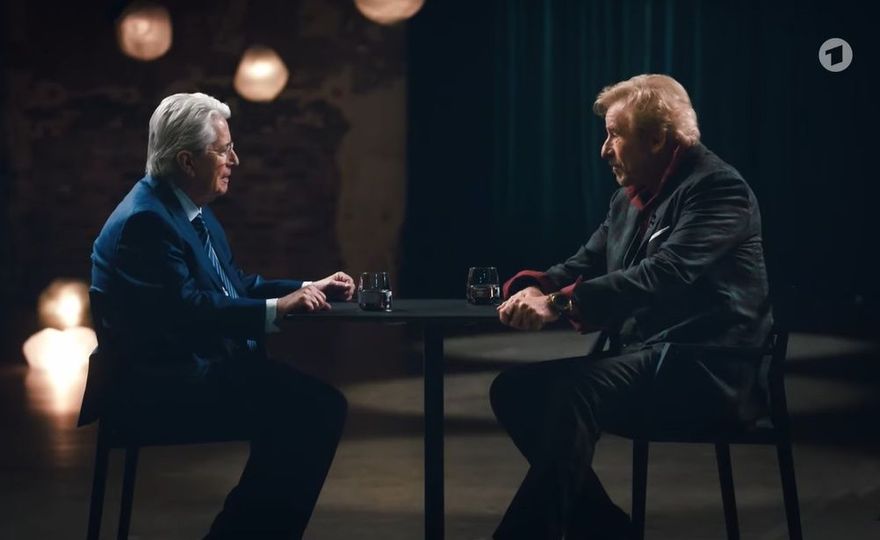 TV-Talk für die ARD zum 80. Geburtstag von Frank Elstner mit Thomas Gottschalk in atmosphärischer TV-Studiobeleuchtung