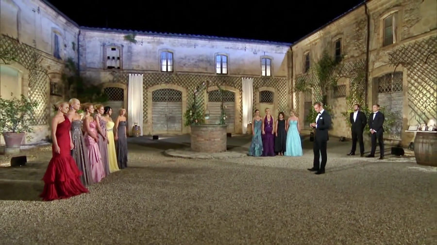 Atmosphärisch ausgeleuchtetes Filmset der TV-Reality-Serie Catch The Millionaire für Sat.1