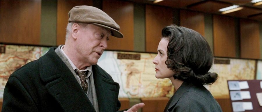 Atmosphärisch ausgeleuchtete Filmszene mit Demi Moore und Michael Caine aus dem Kinofilm Flawless - Ein perfektes Verbrechen