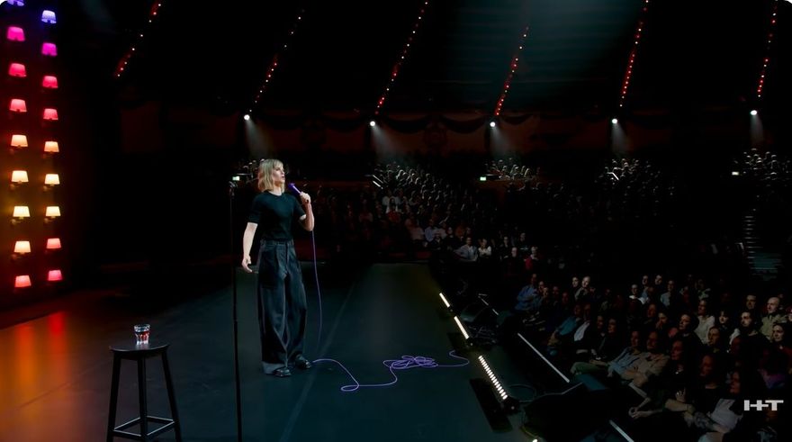 Auftritt von Hazel Brugger auf einer sehr atmosphärisch beleuchteten Bühne im Circus Krone in Münche