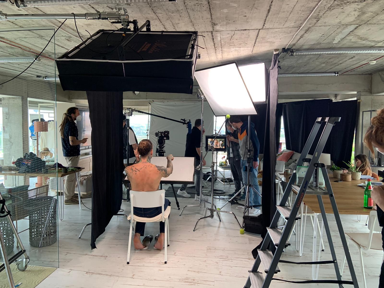Atmosphärisch ausgeleuchtetes Interview für die Netflix-Produktion Queer Eye Germany