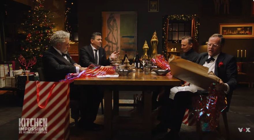 Das Weihnachtsspecial von Kitchen Impossible mit Tim Mälzer und Roland Trettl in einem atmosphärisch beleuchteten TV-Studio.