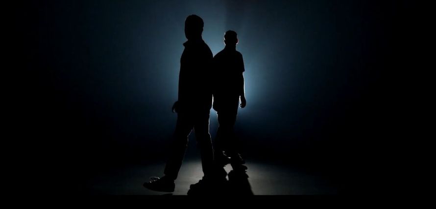 Atmospärisch beleuchtetes Intro der TV-Reihe Mälzer und Henssler liefern ab! auf VOX von Endemol Shine Germany