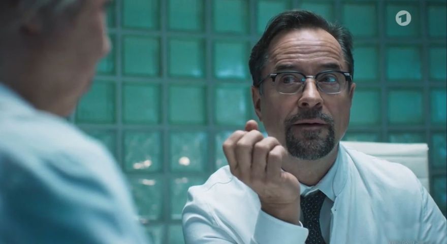 Atmosphärisch und cineastisch ausgeleuchtete Filmszene der ARD-Produktion Tatort Unter Geiern mit Jan-Josef Liefers