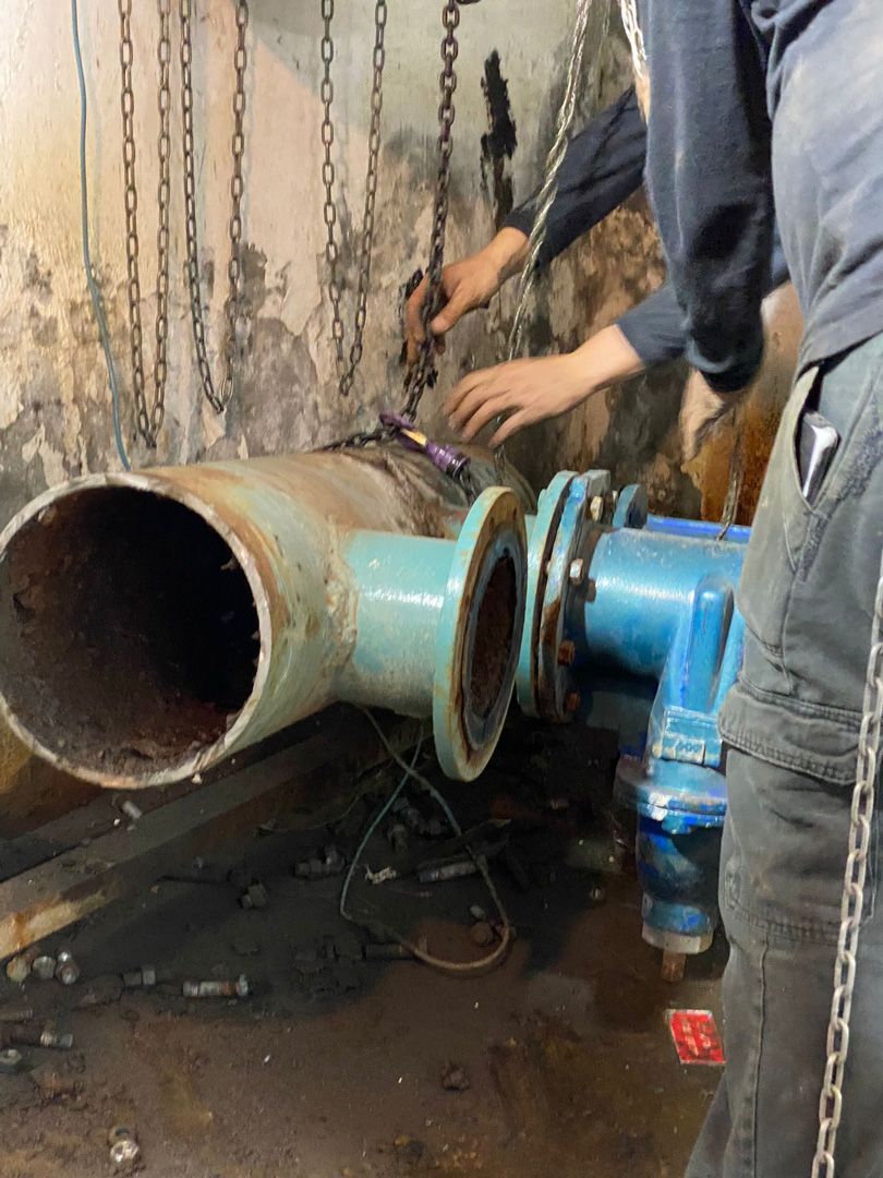 אינסטלטור מבצע עבודות צנרת בבאר שבע עם ציוד מתקדם