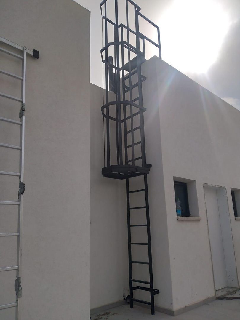 סולם מתכת קבוע לעלייה לגג מותקן בבניין מגורים בבאר שבע.