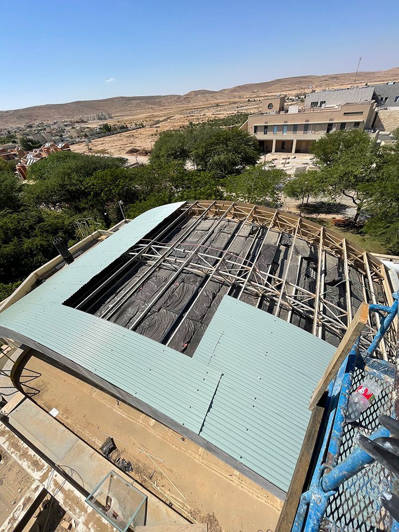 ביצוע עבודות חיפוי גגות בבאר שבע במבנה תעשייתי