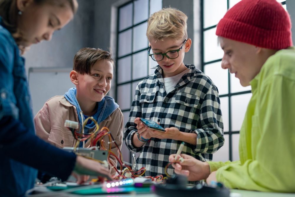 Kids working together on an electronics project - First Aid in Mackay, QLD