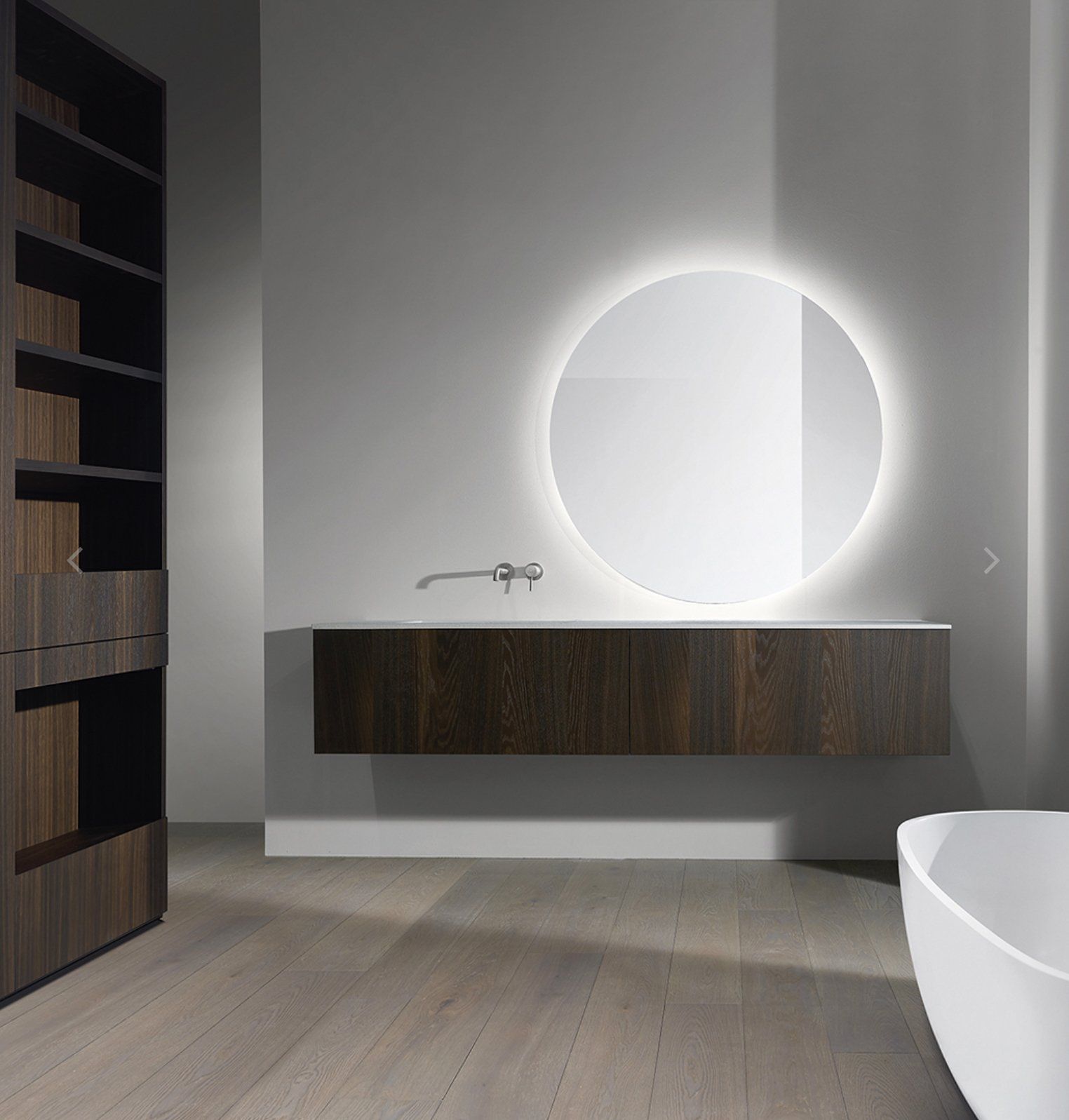 La caratteristica principale della collezione è la sua struttura in alluminio e legno che le conferisce uno stile originale e leggero.
è previsto l'utilizzo di vetri satinati riflettenti, fumè o trasparenti oltre ai soliti legni nelle varie tonalità del campionario.