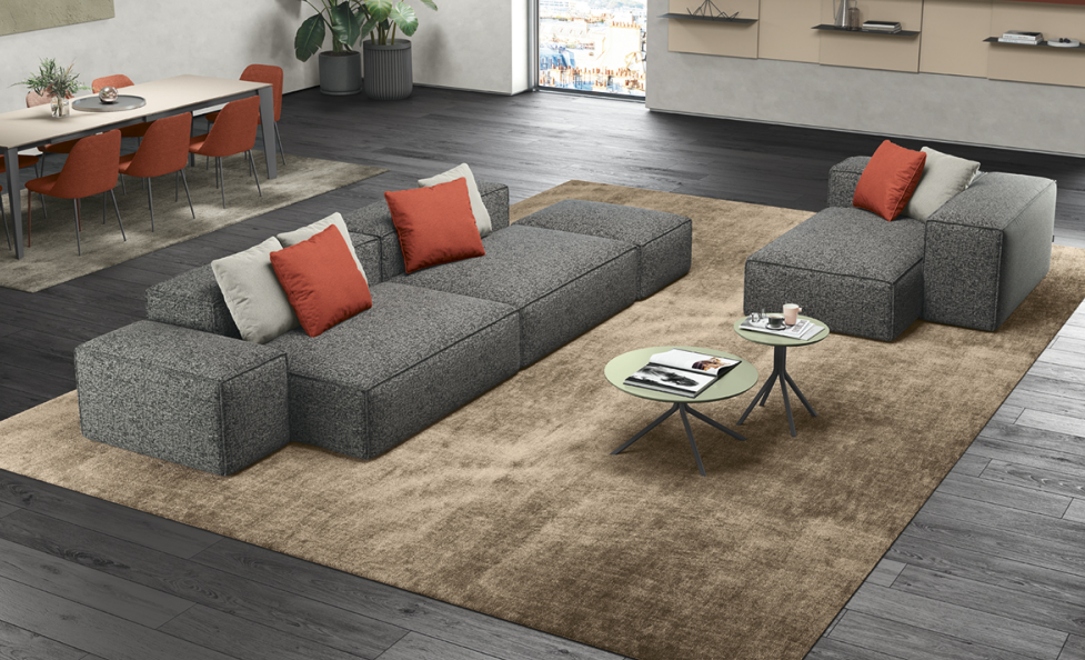 Liberty è un divano il cui design modulare consente di creare un’esperienza di relax completamente personalizzata e su misura per i diversi momenti della giornata. Con un originale gioco di volumi, Liberty permette di creare delle morbide ed accoglienti isole domestiche nelle quali vivere il proprio tempo libero. I volumi ben definiti si prestano a realizzare composizioni che rispondono ad un’interpretazione dinamica e multitasking dello spazio living per scoprire nuovi modi di utilizzare il divano. Liberty è un divano dalle proporzioni importanti disegnate dalle particolari cuciture che ne rivelano una spiccata personalità estetica e da volumi generosi disponibili in tre altezze che danno vita ad
eleganti architetture domestiche. / CARATTERISTICHE TECNICHE Imbottiture: L’imbottitura della seduta è in poliuretano da 35 kg/m3 e bombatura super morbida con peso volumetrico di 25 kg/m3. Lati componibili: Questo modello ha i lati componibili completamente rifiniti e permette l’installazione del prodotto anche a centro stanza come singolo elemento. Componibilità: Liberty è composto da diversi elementi singoli, che possono essere combinati tra loro in vari modi. Grazie al sistema di collegamento ‘Easyjack’ è possibile disporre i singoli elementi con estrema facilità, ogni elemento può essere collegato su qualsiasi lato con un altro elemento.