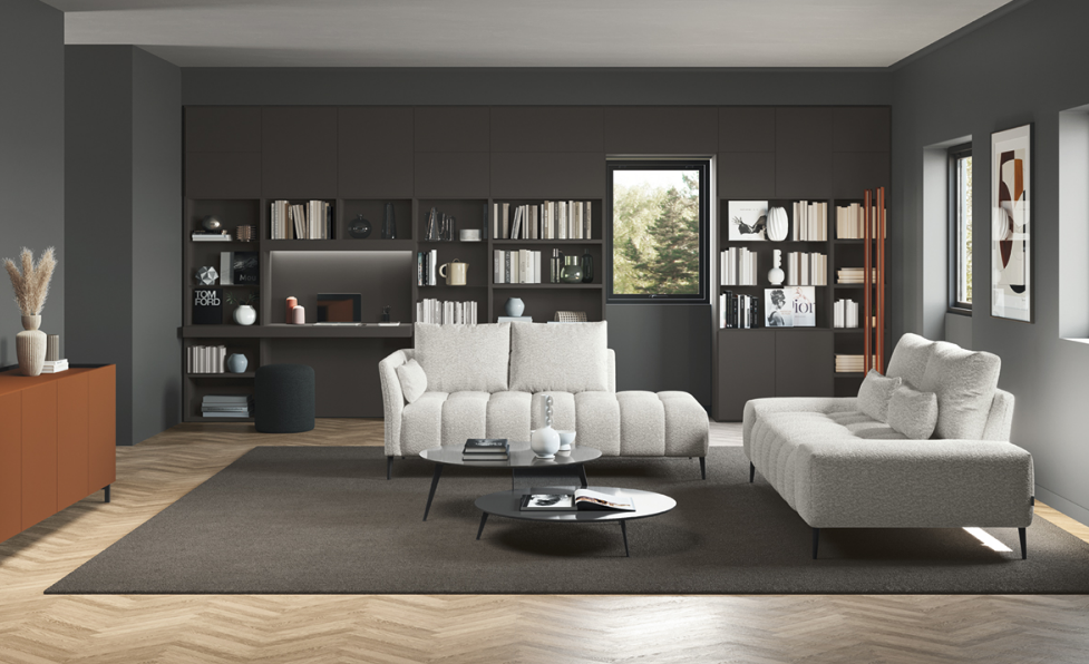 Le impunture del divano Midtown accentuano il carattere del modello creando un effetto visivo moderno e di tendenza. Gli schienali rinforzati con l’apporto dei cuscini offrono un appoggio comodo e confortevole, gli elementi terminali culminano all'etremità senza schienale rendendo il divano esteticamente leggero e con una maggiore libertà di seduta. Il modulo penisola si presenta come la versione estesa di una chaise longue per offrire utilizzi singoli o interessanti spunti
compositivi. I cuscini poggiareni opzionali completano le composizioni creando una seduta ancora più ergonomica e piacevole. / CARATTERISTICHE TECNICHE Imbottiture: L’imbottitura di seduta è in poliuretano da 35 kg/m3. I cuscini di schienale sono in fiocco di schiuma viscoelastica. Lati componibili: Questo modello ha i lati componibili completamente rifiniti e permette l’installazione del prodotto anche a centro stanza come singolo elemento.