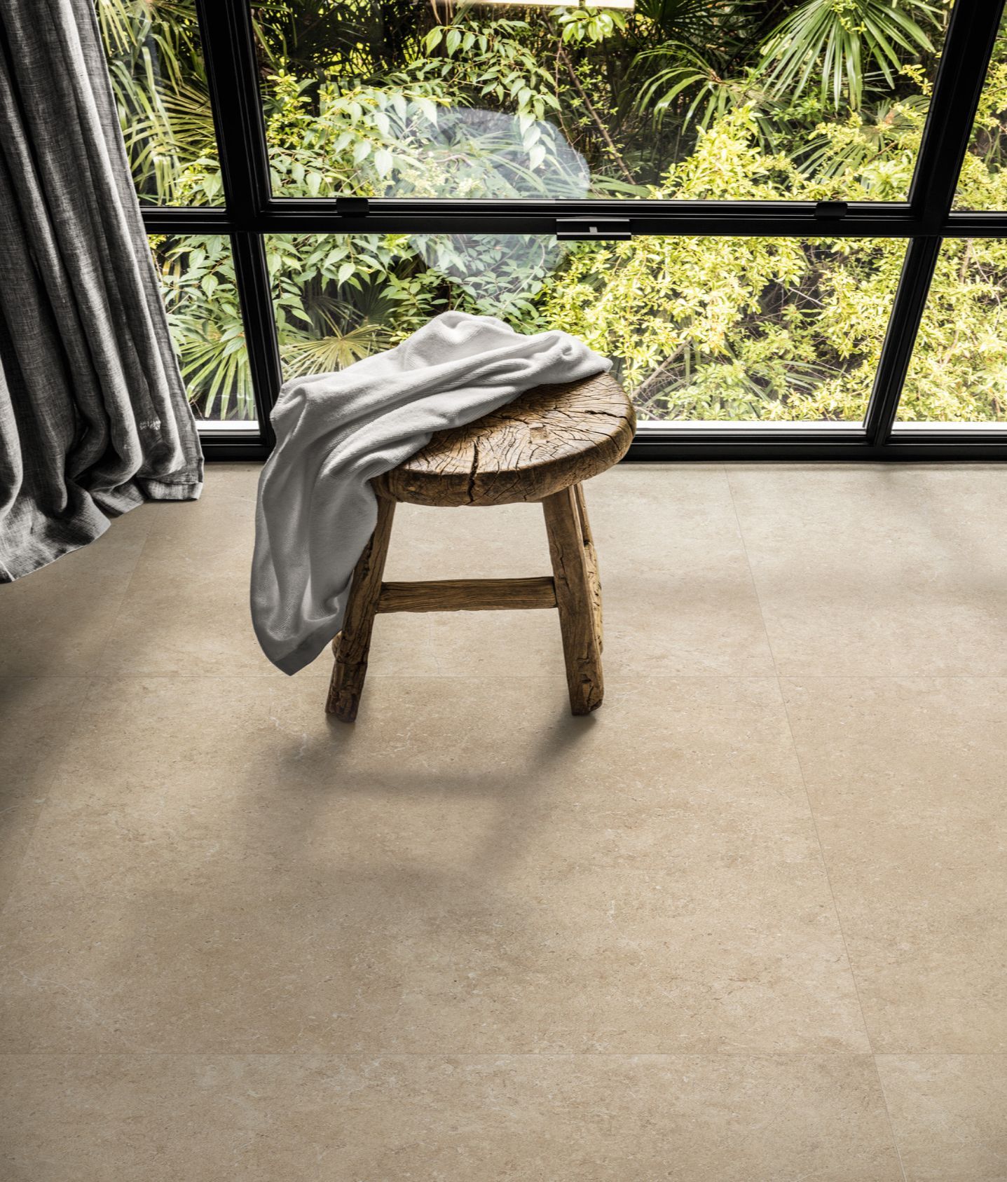 Il gres porcellanato effetto pietra custodisce il fascino delle pietre naturali a cui si ispira e offre la praticità delle piastrelle in gres. Le collezioni Marazzi di piastrelle in gres prendono spunto da svariate pietre della tradizione architettonica – ardesia, quarzite, basalto, diversi tipi di rocce sedimentarie – imitandone le tessiture e ampliandone la gamma dei colori. Infatti, la tavolozza cromatica, che varia da collezione a collezione, comprende le tante tonalità dei grigi – dai chiari ai scuri, fino al nero –, dei marroni, dei rossi/rosa, dei beige e dei bianchi.