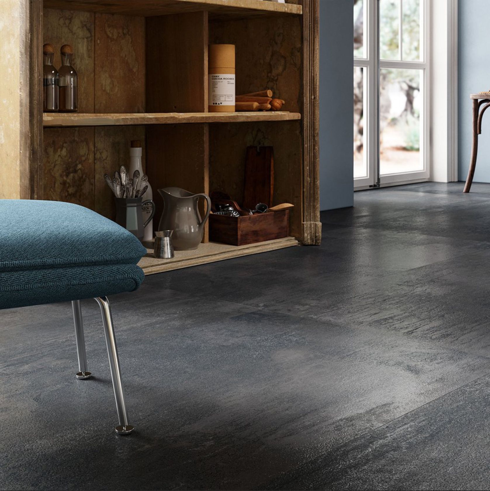 Ceramica effetto cemento e Metallo: Performance e resistenza all’usura
Il pavimento effetto cemento industrial è una tendenza in crescita nell'ambito dell'interior design. La sua popolarità deriva dalla sua capacità di conferire agli spazi un aspetto contemporaneo e industriale, ma anche dalla sua notevole resistenza. Questo pavimento, realizzato in gres porcellanato, è conosciuto per la sua durata e affidabilità.