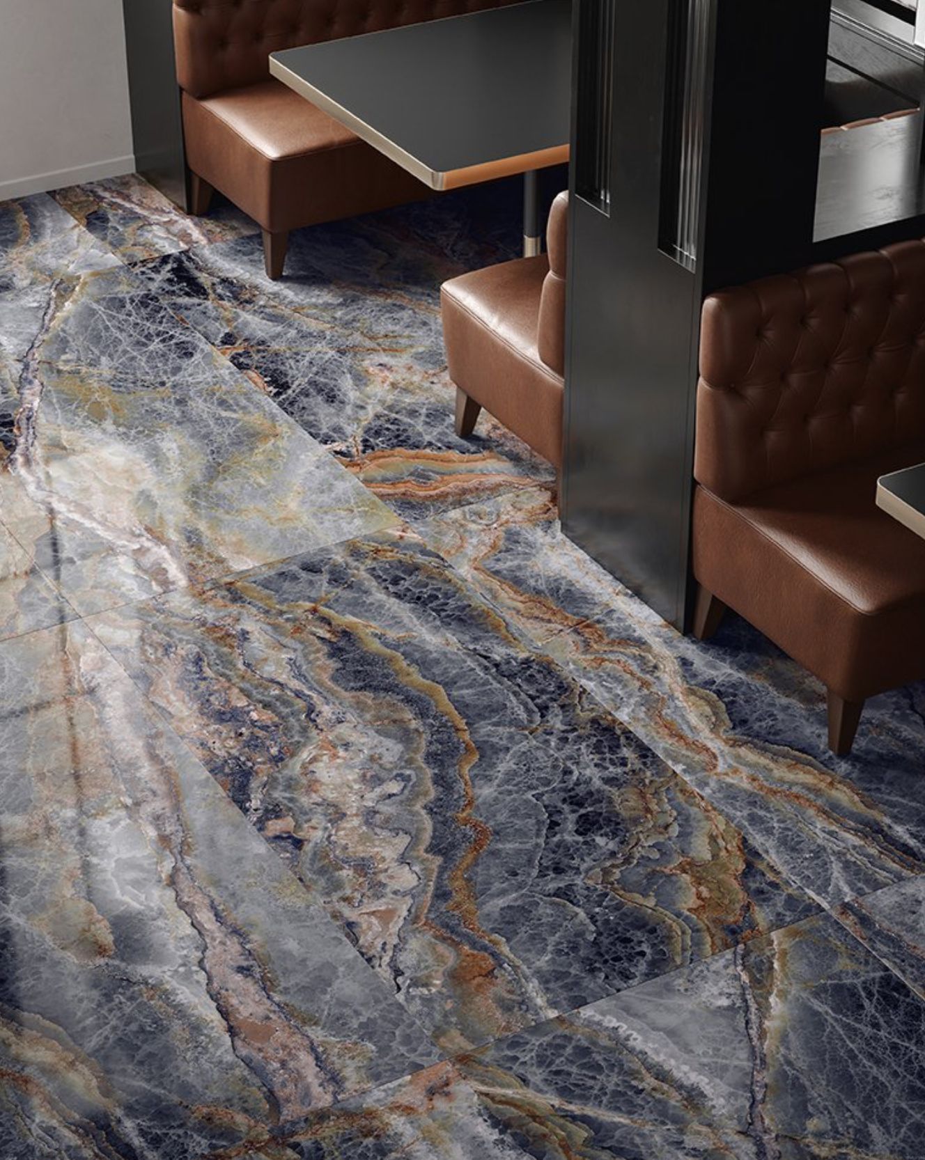 Piastrelle in gres porcellanato effetto marmo: bellezza e resistenza
Nel mondo della tradizione architettonica, l'eleganza e la bellezza sono concetti fondamentali. Quando si tratta di rivestimenti per pavimenti e pareti, il gres porcellanato effetto marmo si distingue per la sua capacità di coniugare queste due qualità in modo straordinario. Le piastrelle in gres porcellanato effetto marmo sono un'opzione eccezionale per chi cerca un tocco classico e artistico nei propri ambienti.
Questo materiale combina la tradizione architettonica con la moderna tecnologia di produzione per offrire una soluzione che soddisfa le esigenze estetiche e funzionali. La grandiosità delle piastrelle in gres porcellanato effetto marmo non passa inosservata. La loro bellezza è evidente fin dal primo sguardo, eppure la loro resistenza è altrettanto impressionante. Questo materiale è noto per la sua durabilità, rendendolo ideale per spazi ad alto traffico, come hall d'ingresso, cucine e bagni.