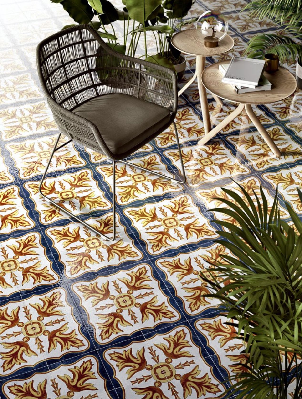 Piastrelle Maioliche in Gres porcellanato.
UNA STORIA DI BELLEZZA MEDITERRANEA
Un omaggio alla luce, all’acqua, al sole, al verde, ai colori gli odori e i sapori della “culla della civiltà”: il Mar Mediterraneo. E Ceramica Sant’Agostino ha pensato che il modo migliore fosse quello di creare perfette piastrelle maiolica in gres porcellanato, omaggiandone l’arte e la tradizione con invenzione e tecnologia uniche per la ceramica. In particolare, rendere in porcellanato colori cosi vividi su superfici lucide ha rappresentato un’avvincente sfida vinta dal nostro laboratorio.