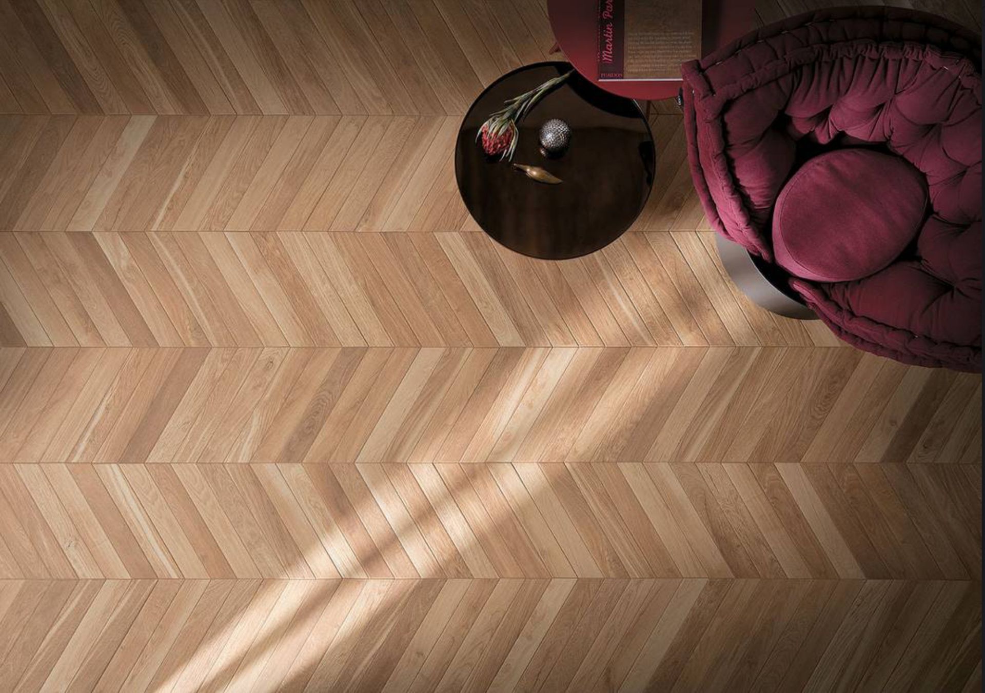 L’Effetto Legno di FAP Ceramiche: tradizione e l’innovazione insieme
Il gres porcellanato effetto legno combina la resistenza del gres con la bellezza e il calore del legno, rendendo ogni spazio della casa accogliente e naturale. I prodotti di FAP Ceramiche si ispirano alla tradizione artigianale, portando con sé l'eleganza e il calore del legno in ogni lastra ceramica.
Le piastrelle di FAP Ceramiche riproducono i particolari della materia lignea con una precisione sorprendente, trasformando ogni ambiente in un luogo confortevole e caloroso.
Gres porcellanato effetto legno: una riproduzione perfetta
Ciò che rende il gres porcellanato effetto legno così speciale è la sua capacità di ricreare i nodi, le venature e le imperfezioni che donano autenticità al legno. Questi dettagli, solitamente riservati alle superfici lignee naturali, vengono brillantemente catturati nelle piastrelle in gres, riproducendo la sensazione di un'atmosfera autentica e naturale.
Grazie a tecniche avanzate di stampa digitale, ogni piastrella diventa un capolavoro, riflettendo la bellezza e la complessità di un legno reale.