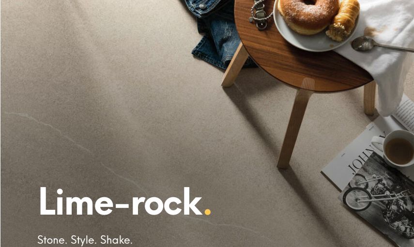 Lime-Rock è mix perfetto tra ispirazione naturale e tecnologia industriale. La sua essenza restituisce tutto il sapore della Limestone, roccia sedimentaria dal carattere forte e deciso, sempre leggermente diversa ad ogni singolo e irripetibile spacco della pietra. Il risultato è nuova materia dalla vibrante energia dinamica: forza che si irradia dalla struttura verso la superficie, dove esprime tutta la complessità dei movimenti e delle stratificazioni, per poi affiorare in esili venature irregolari che riflettono la luce.
