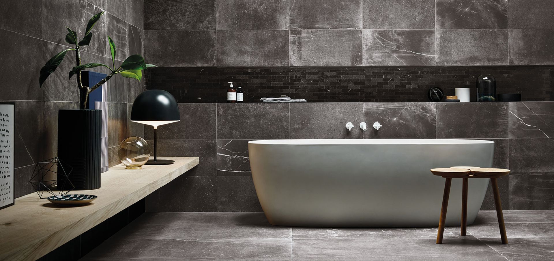 Uniquestone
Pietre, graniti e marmi: un blend inedito per la collezione Uniquestone di Ceramiche Piemme, pensata per arredare con eleganza interni ed esterni garantendo facilità di posa e manutenzione.
Uniquestone è il frutto di una continua ricerca sui materiali e sulle tecnologie digitali. La finitura naturale, ad esempio, ricrea nel dettaglio l’effetto materico dei diversi minerali a cui si ispira, mentre la versione levigata aggiunge eleganza e brillantezza.