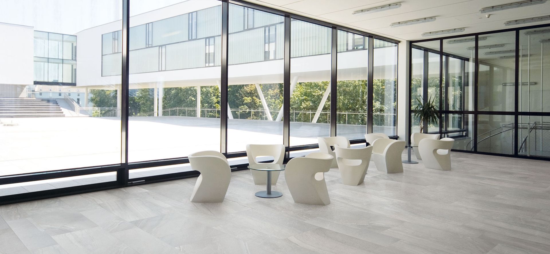 Geostone
Da un’attenta ricerca di design nasce Geostone. Il fascino senza tempo delle rocce sedimentarie è riproposto in un blend armonizzato sulla superficie del grès porcellanato Piemme.