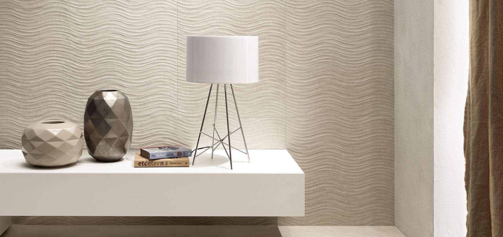 Urban
Una collezione realizzata con tecnologia digitale dallo stile moderno ed essenziale. Superfici lisce o caratterizzate da tratti in rilievo con proprietà tecniche elevate e ad alta resistenza a scivolamento e sbalzi climatici, che la rende perfetta per pavimenti interni residenziali e commerciali a traffico elevato, ma anche per pavimenti esterni.
Disponibile in 5 tonalità (bianco, sabbia, terra, grigio e nero), ai 3 formati si aggiunge la versione spessorata a 20mm ideale per pavimenti ad alta sollecitazione.