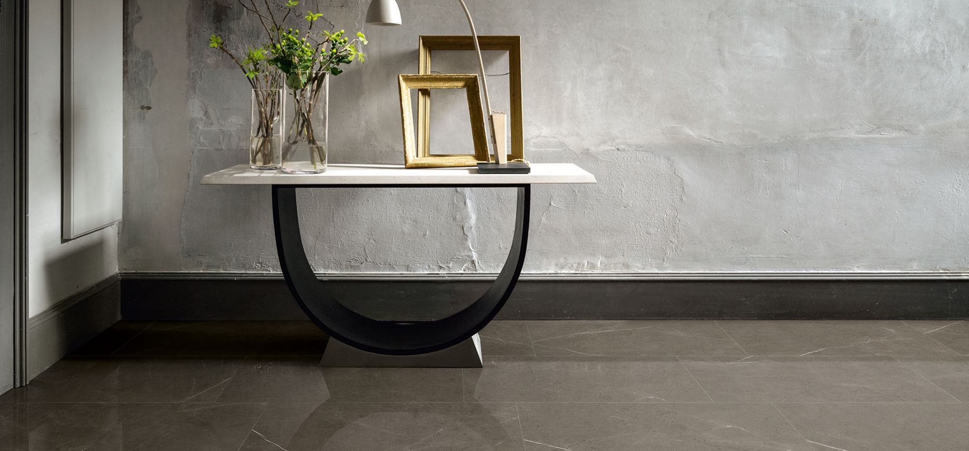 Elegance
Elegance è la collezione pensata per abbinare tutta l’eleganza e la preziosità del marmo alla versatilità del grès porcellanato. Le naturali venature della pregiata roccia sono disegnate sulle superfici per creare ambienti unici e ricercati. Tre le essenze marmoree – che spaziano da un colore più tenue e con venature più leggere a linee e colori più intensi – riprodotte nella collezione, ispirate a tre vie-icona della moda italiana fra Milano e Roma: Via Condotti, Piazza di Spagna e Via della Spiga. La superficie Extra Gloss, frutto delle tecniche di levigatura a campo pieno, conferisce profondità e lucentezza, caratteristiche particolarmente adatte alla progettazione di hotel e interni residenziali di prestigio.