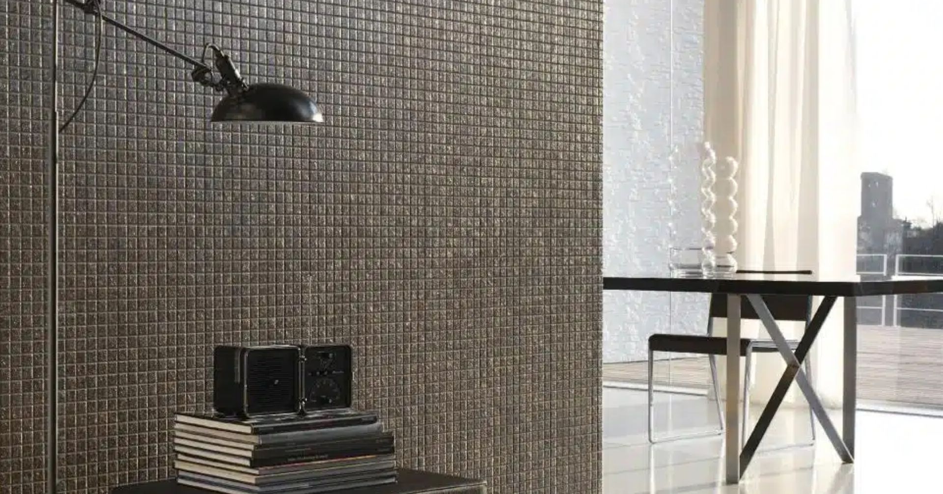 La linea metallica ha come caratteristica la finitura metallizzata della superficie che, unitamente al movimento dato dalle diverse tonalità, permette la realizzazione di campiture in mosaico con particolari effetti di luce e riflessione negli arredi d’interni così come nei rivestimenti di facciate esterne. Possiamo trovare mosaico oro, mosaico argento e mosaico color rame per impreziosire ogni tipo di superficie.