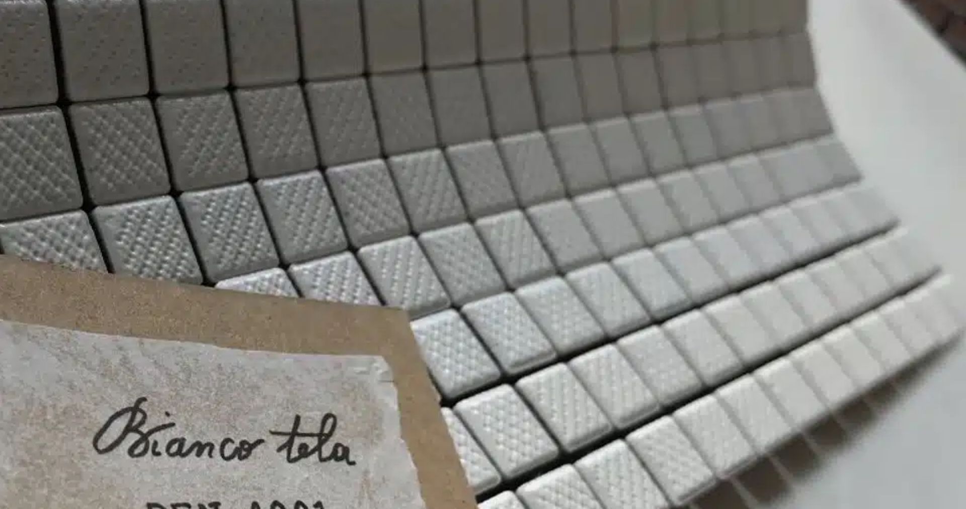 Iconico, robusto, flessibile, senza tempo. Il mosaico effetto Denim è fuori registro, pronto a sorprendere e a diventare una nuova forma di espressione. Sublimando e aggiornando le caratteristiche uniche che ne fanno da sempre un’icona dello stile, per tutti. La materia è impressa con una finitura inedita e innovativa, adatta a pavimentazioni e rivestimenti. L’essenza del filato del jeans è rielaborata attraverso tre decori in mosaico – Striato, Ondulato, Sfilato – ognuno sviluppato con due diverse varianti, con distinti movimenti e cromie. A cambiare sono le inclinazioni, il rapporto tra trama e ordito, la regolarità del rigato e degli intrecci.