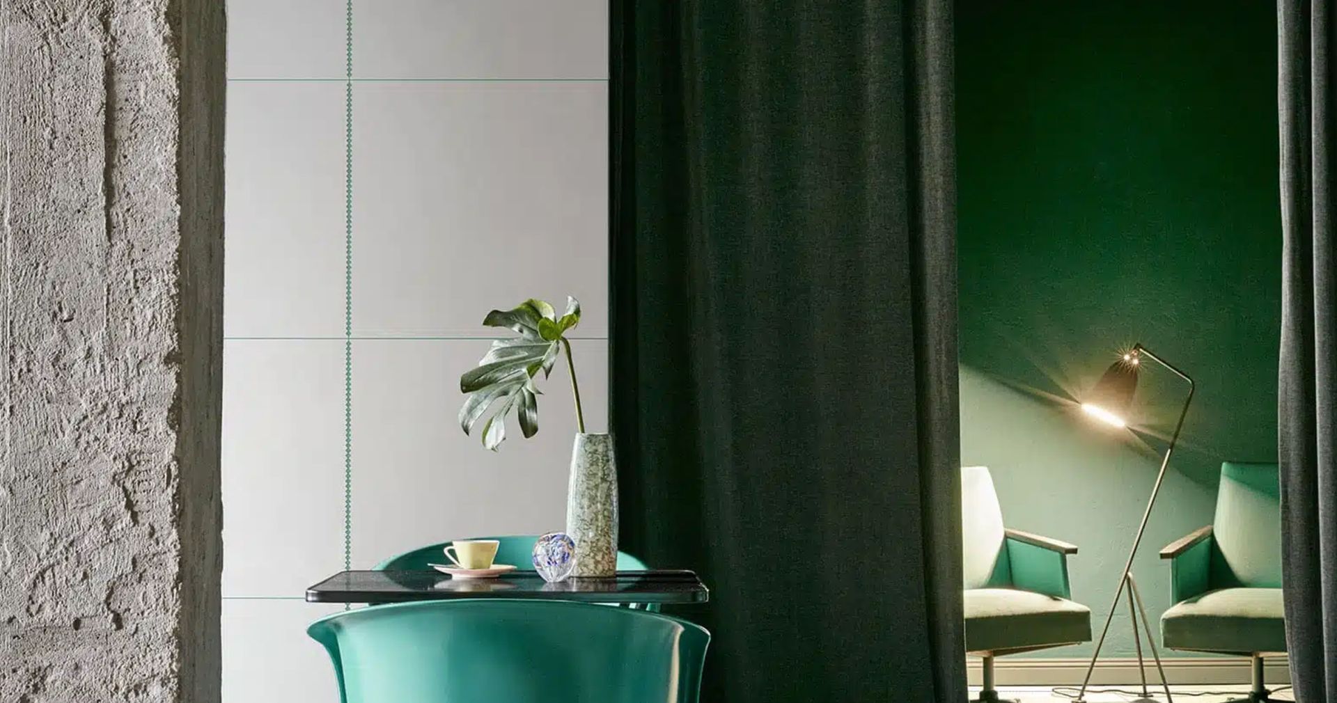 Collezione di piastrelle in gres porcellanato rettificato, adatta per un utilizzo a pavimento e rivestimento. Le piastrelle, nel formato 60×60 e 60×120 cm, sono disponibili nella versione base o con bordi sagomati. Entrambe si presentano in tre colori: bianco avorio, nero antracite e terracotta. Grazie alla decorazione, ricavata sui bordi della piastrella, Zip espande l’impianto decorativo inglobando la fuga e facendola diventare elemento creativo, oltre che di congiunzione tra piastrelle. La fuga, colorata e sagomata, diviene segno grafico, creando così una superficie continua. Zip è cerniera, a tutti gli effetti. L’eleganza dei colori, la semplicità del suo design, la finitura opaca e la texture uniforme, esaltano il ruolo decorativo della fuga, componente essenziale del design di questa collezione. Inoltre, la perfetta modularità, facilita la posa e la creazione di schemi compositivi personali e creativi, ideali sia in ambienti residenziali che extra residenziali. I segni grafici di Zip diventano un’impronta di stile, icona di un nuovo modo di intendere la ceramica.