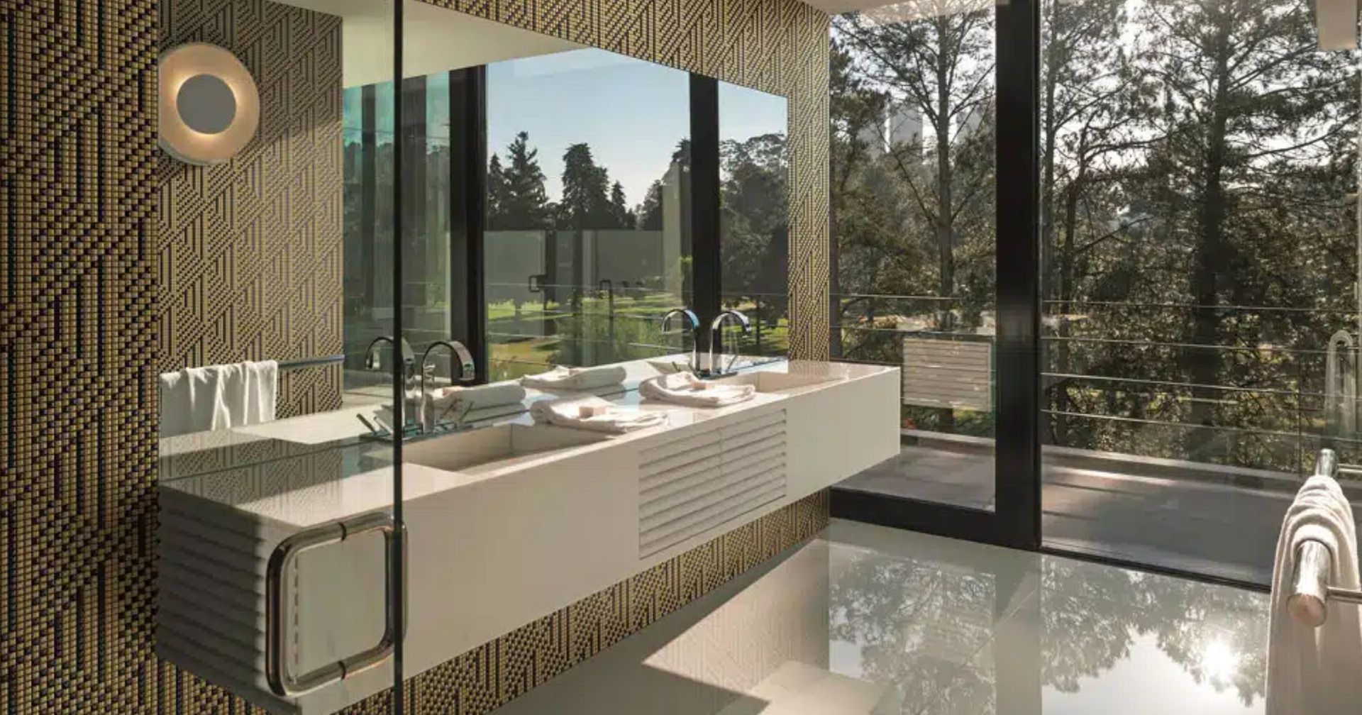 Una serie di moduli decorativi realizzati in mosaico ceramico proposti per tutti gli usi a rivestimento di parete in ambito residenziale, commerciale e per i luoghi del benessere. L’uso a pavimento di tali prodotti è consigliato in ambienti a traffico moderato.