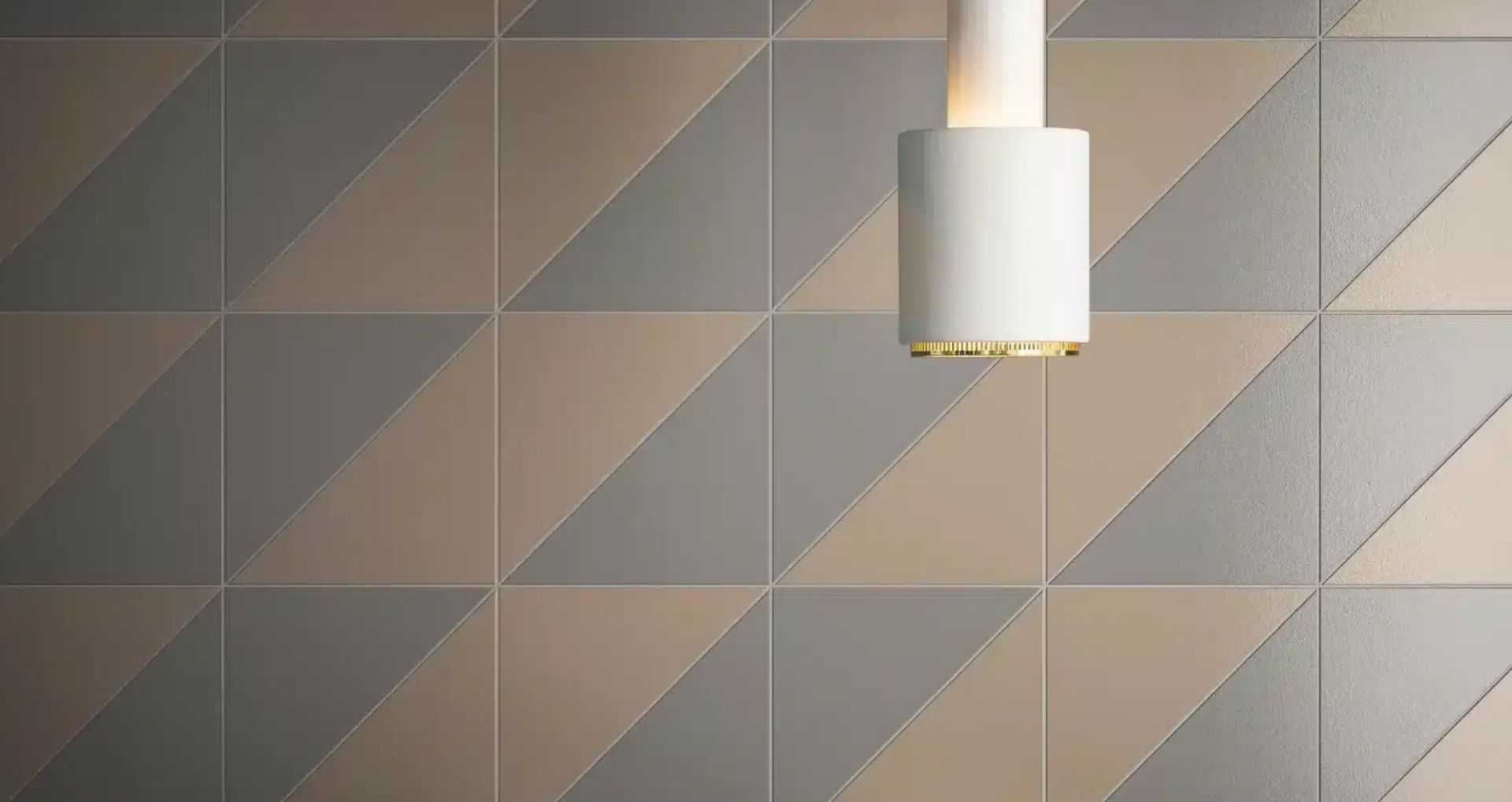 Collezione di piastrelle da pavimento e rivestimento d’interni, in gres smaltato e rettificato, composta da quattordici colori opachi suddivisi in tre categorie – neutri, di fondo e di testa – e declinata in tre formati diversi. La scelta della tinta unita opaca, che dona una consistenza setosa e materica alla collezione, è arricchita con una texture materica, che richiama la trama di una tela stampata sulla piastrella: micro variazioni quasi impercettibili, che inducono chi le guarda ad avvicinarsi, per scoprirne ogni più piccolo dettaglio e unicità. Tutti i formati di Pittorica, quadrato – 25×25 cm – rettangolare – 6×25 cm – e triangolare – 25x25x35 cm, spessore 10 mm, sono compatibili tra loro, e consentono schemi decorativi articolati e creativi. La capacità decorativa di Pittorica viene esaltata dai nuovi formati rettificati, in grado di garantire soluzioni di posa a fuga minima, sia a pavimento che a rivestimento, dove l’espressività del colore si evidenzia in tutta la sua modernità.