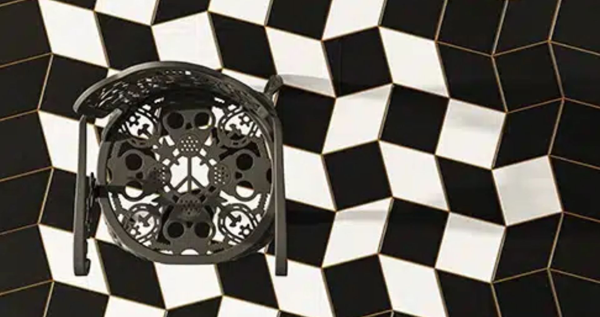 Distortion è una piastrella in gres porcellanato con finitura super-opaca grazie agli smalti no reflex che, nei motivi e nelle geometrie, reinterpreta l’iconico pattern bianco e nero di Seletti traendo ispirazione dall’immaginario di Maurits Cornelis Escher e dalle prospettive paradossali, i pattern ipnotici, i cortocircuiti percettivi caratteristici delle sue opere.
Distortion è ideale per applicazioni a pavimento in cui si esprime al massimo l’effetto ottico di “distorsione”: attraverso la combinazione di moduli quadrati di formato 14×14 cm e moduli romboidali dalle dimensioni 14×24 cm – montati su rete in fibra di vetro – l’immagine della classica dama viene così trasformata permettendo di realizzare una varietà infinita di composizioni e inaspettati effetti ottici.