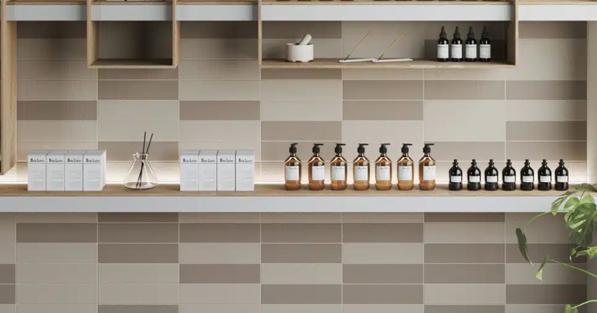 Flessibile, onirico, durevole, tattile, Regolo è un sistema di prodotto essenziale che si compone e scompone in proporzioni e simmetrie.
Regolo guarda al materiale ceramico di Appiani da una prospettiva nuova, fresca, pulita, in un bilanciamento armonico di forme, funzioni, espressioni cromatiche. Con Regolo la ricerca di Appiani esplora superfici piane e geometrie strutturate che mantengono una loro enigmatica possibilità di interpretazione.
La finitura opaca Ultramatte mette in risalto la matericità delle superfici piane, il valore dell’essenziale, della purezza, come un invito alla meditazione e alla libertà creativa. Le nove tinte – Panno, Lunaria, Ardesia, Ossido, Ceruleo, Cipria, Mattone, Tanè, Tabacco – regalano un tocco leggero e morbidi giochi di luci. Lo spessore di 7,2 mm ed il formato 7,5 x 30 cm garantiscono una perfetta modularità con le collezioni di mosaico Appiani in 1,2 x 1,2 cm, 2,5 x 2,5 cm e 5 x 10 cm. La versione Flat rappresenta il naturale fondo di ogni collezione Appiani, mentre quelle Textured garantiscono abbinamenti unici nel loro genere