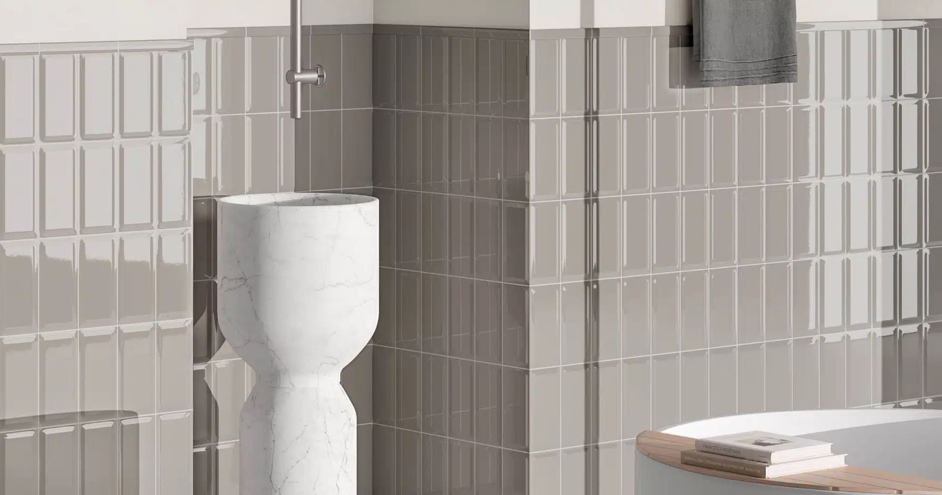 Tradizione ed eleganza inserite in un sistema ceramico completo per soddisfare ogni esigenza progettuale.
La collezione Bisello è pensata per rivestimenti di spazi pubblici e privati. Sono utilizzate da coloro che vogliono arredare con un tocco retrò questi spazi, creando ambienti luminosi e dinamici con un gioco di luci e ombre molto suggestivo. Se stai cercando le piastrelle per il bagno o per la cucina e ti vuoi ispirare al passato puoi scegliere il colore bianco, oppure abbinare il bianco e il nero utilizzando lo stucco tono su tono oppure il grigio cemento.
La proposta di Ceramica Vogue poi spazia dai colori caldi ai colori freddi e ai neutri fornendo molteplici possibilità combinatorie e una soluzione per ogni ambiente, sia esso per la casa oppure per ambienti pubblici, quali bar, bistrot, ristoranti, abbigliamento, in ogni caso per tutte quelle situazioni progettuali dove sia richiesto un rivestimento che caratterizzi la parete.
La collezione BISELLO disponibile con finitura satinata ricavata dalla collezione INTERNI e lucida dalla collezione TRASPARENZE del Vogue System è disponibile in 10 colori abbinabili come finitura e come formato alla stessa.
A completamento della proposta è disponibile il listello QUADRA, elemento di chiusura perimetrale, e il pezzo speciale codice N, disponibile negli stessi colori in alternativa alla lavorazione jolly per gli spigoli.