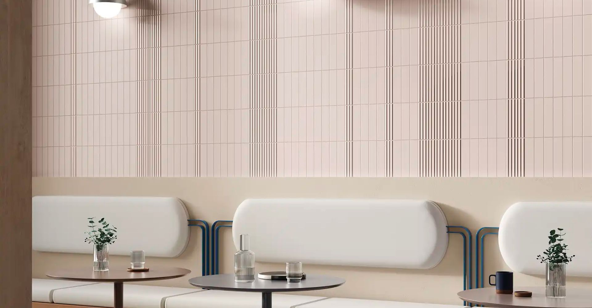 Collezione di listelli in monoporosa in pasta bianca formato 6×25 cm, disponibile in 6 colori nella versione “Costolata” e versione “liscia flat”. Entrambe le versioni sono declinate nella finitura lucida e satinata nei colori beige, arancio, nero, bianco, verde e blu.