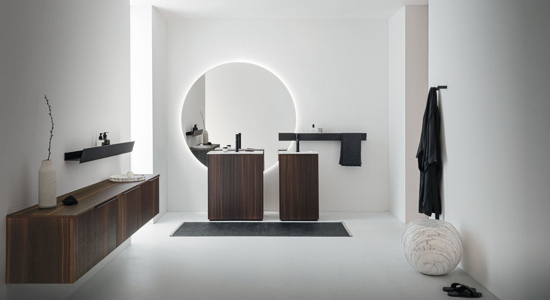 La collezione di arredo bagno Sky esprime essenzialità ed eleganza grazie ai mobili bagno moderni e di design, dalle linee rette e sofisticate. Un progetto dove razionalità ed estetica coincidono e si raffigurano in sapienti composizioni di materiali e volumi, espressione di una profonda cultura dell’arredo. Sky, da sempre caratterizzato dall’anta liscia, amplia la sua collezione ed è ora disponibile in quattro nuove varianti “special”, Sky U, Sky Gola, Sky Ondina e Sky Pregiati, arredando differenti ambienti bagno con una raffinata armonia.
