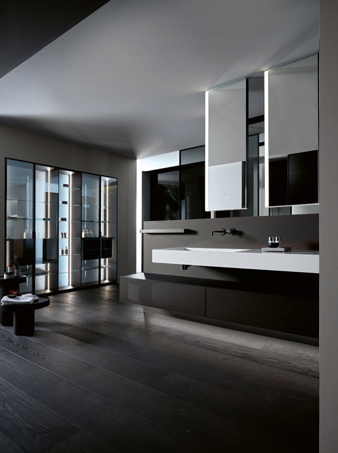 La collezione Zero15, presentata al Cersaie, prosegue la strada intrapresa già da altre collezioni. Il programma infatti prevede oltre ai tradizionali elementi di arredo bagno, anche delle colonne armadio per arredare ambienti particolarmente importanti. Le ante e i cassetti hanno un telaio in alluminio verniciato e possono essere dotati di maniglia o di apertura push-pull. Varie le finiture in legno, vetro verniciato, specchio e una versione particolare con frontali in marmo.