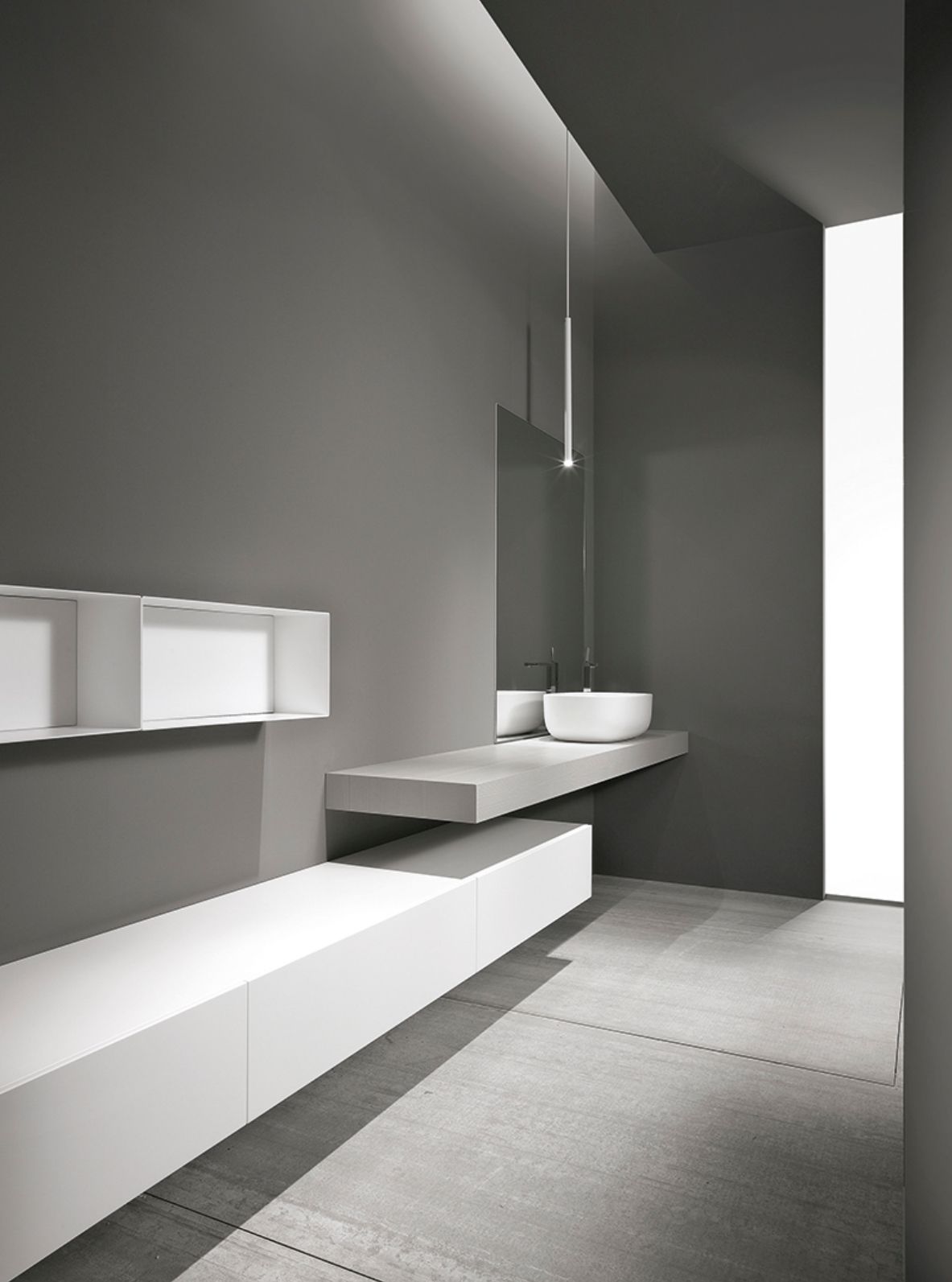 Wall è un programma dove gli elementi strutturali sono quasi nascosti alla vista, è il caso dei contenitori con struttura a spigolo di 45° per un effetto di superficie continua tra piano e fianchi, oppure delle ante con bordo visibile sottile, o dei top in Monolith o Stonelith che mettono in mostra solo la loro bellezza senza alterare la leggerezza estetica del programma.
Le ante e i cassetti sono dotate di apertura push-pull oppure sono equipaggiate con una maniglia ricavata nel loro spessore.
La serie è disponibile nelle finiture laccato opaco, laccato lucido, nelle varie tonalità di Rovere, Noce e Rovere Thermo.