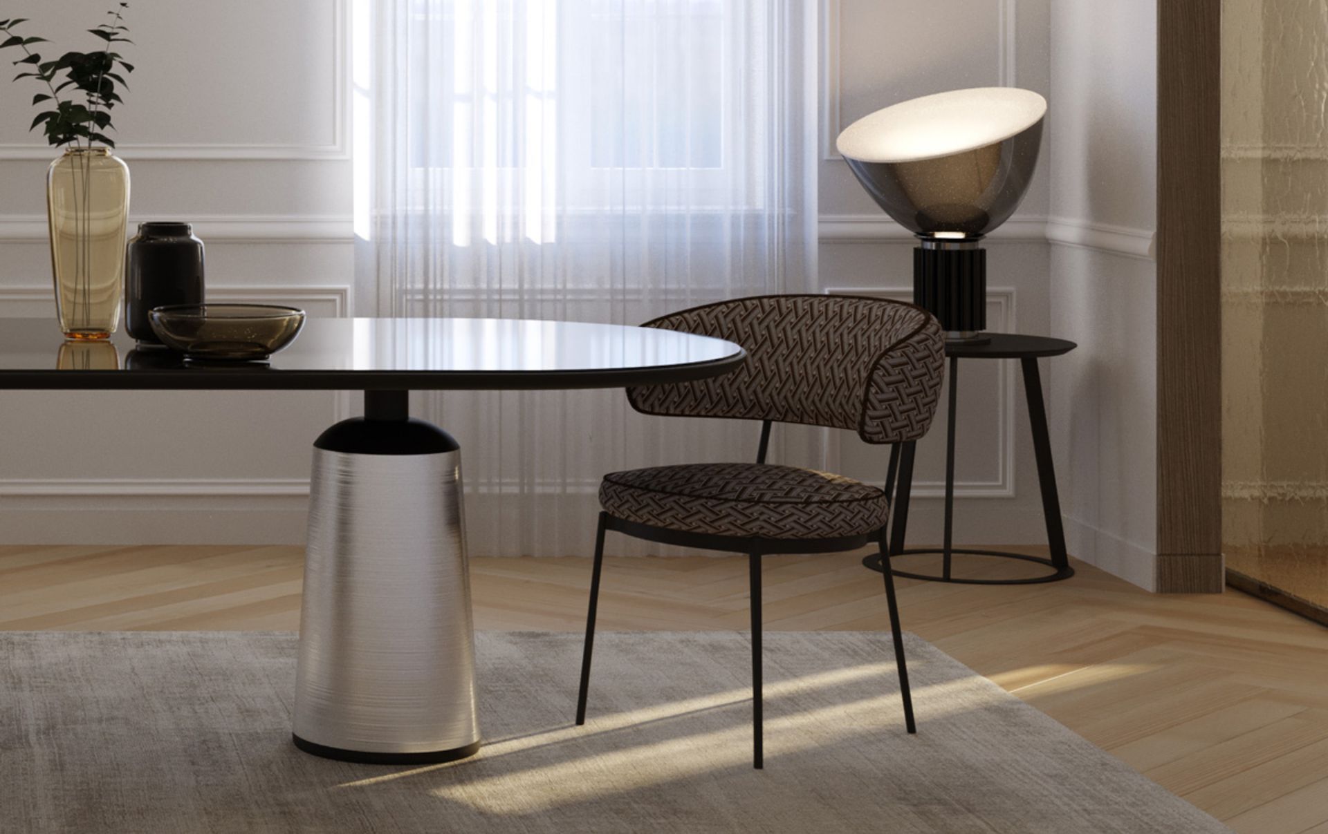 La Vendome Chair come la celebre piazza Parigina si erge uniforme e simmetrica.‎ Un profilo leggero e dalle linee morbide per un’incantevole seduta circolare.‎ Uno schienale avvolgente e sospeso che come la pietra di un gioiello è sorretto dall’intero telaio metallico della seduta.‎ La collezione Plaza racconta un viaggio metaforico tra le capitali europee interpretandone le piazze urbane più iconiche, e si compone di tavoli, sedute, cabinet, writing desk e consolle, progettati non solo per la dimensione domestica più intima, ma anche per gli spazi dinamici dell’accoglienza.‎