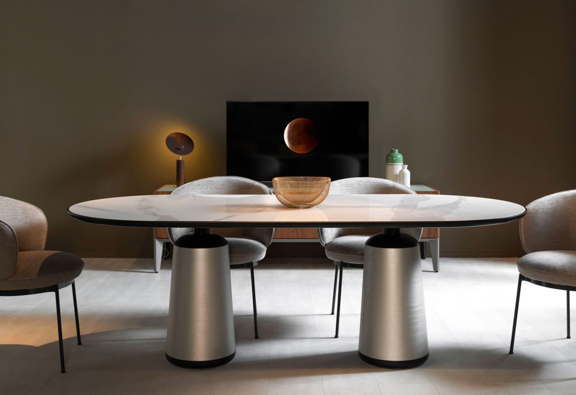Marien è un esemplare di stile ed eleganza, dalla grande personalità grazie ad un mix di elementi unici. Una base imponente che si sviluppa verso l’alto per supportare il top perfettamente incastonato in un sottile bordo perimetrale: proprio come Marienplatz, cuore pulsante di Monaco, immersa nell’atmosfera unica e inconfondibile della Baviera. Il tavolo è disponibile in tre dimensioni diverse, e il top può essere realizzato in marmo, Fenix o vetro retroverniciato. Marien appartiene alla collezione Plaza, un progetto che racconta un viaggio metaforico tra le capitali europee interpretandone le piazze urbane più iconiche, e si compone di tavoli, sedute, cabinet, desk e consolle, progettati non solo per la dimensione domestica più intima, ma anche per gli spazi dinamici dell’accoglienza.‎‎