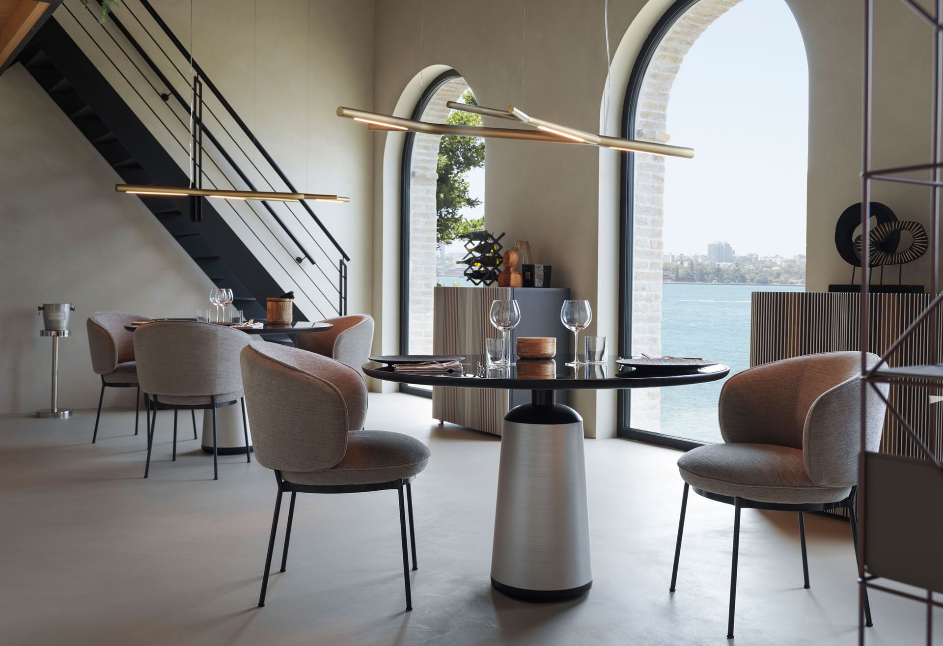 Marien è un esemplare di stile ed eleganza, dalla grande personalità grazie ad un mix di elementi unici. Una base imponente che si sviluppa verso l’alto per supportare il top perfettamente incastonato in un sottile bordo perimetrale: proprio come Marienplatz, cuore pulsante di Monaco, immersa nell’atmosfera unica e inconfondibile della Baviera. Il tavolo è disponibile in tre dimensioni diverse, e il top può essere realizzato in marmo, Fenix o vetro retroverniciato. Marien appartiene alla collezione Plaza, un progetto che racconta un viaggio metaforico tra le capitali europee interpretandone le piazze urbane più iconiche, e si compone di tavoli, sedute, cabinet, desk e consolle, progettati non solo per la dimensione domestica più intima, ma anche per gli spazi dinamici dell’accoglienza.‎‎
