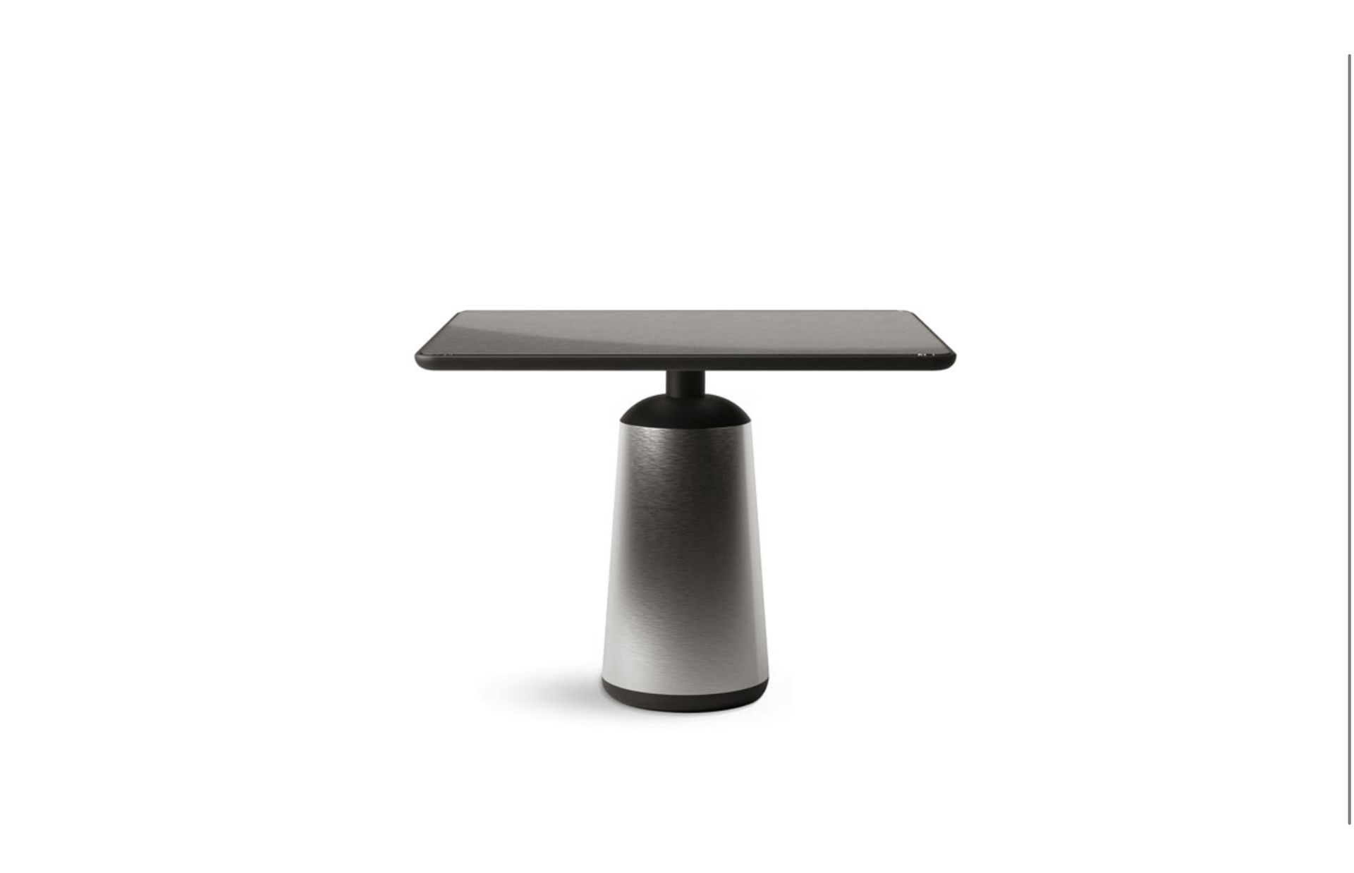Marien è un esemplare di stile ed eleganza, dalla grande personalità grazie ad un mix di elementi unici. Una base imponente che si sviluppa verso l’alto per supportare il top perfettamente incastonato in un sottile bordo perimetrale: proprio come Marienplatz, cuore pulsante di Monaco, immersa nell’atmosfera unica e inconfondibile della Baviera. Il tavolo è disponibile in tre dimensioni diverse, e il top può essere realizzato in marmo, Fenix o vetro retroverniciato. Marien appartiene alla collezione Plaza, un progetto che racconta un viaggio metaforico tra le capitali europee interpretandone le piazze urbane più iconiche, e si compone di tavoli, sedute, cabinet, desk e consolle, progettati non solo per la dimensione domestica più intima, ma anche per gli spazi dinamici dell’accoglienza.‎‎